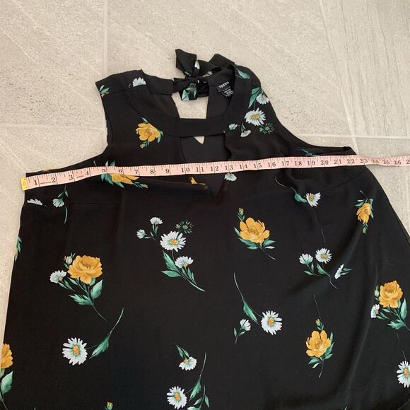 Torrid Tank Black Floral Print Daisy Rose Keyhole Tie Back Neck Sz 00 Lined Top - Picture 3 of 4